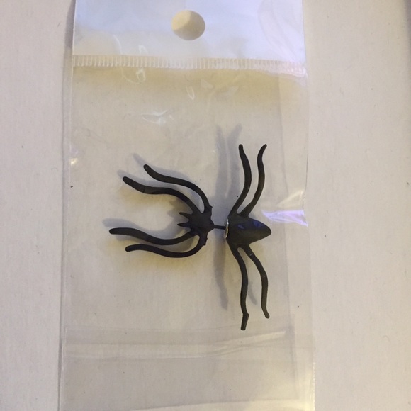 Single Large 3D Spider Earring - Picture 3 of 5
